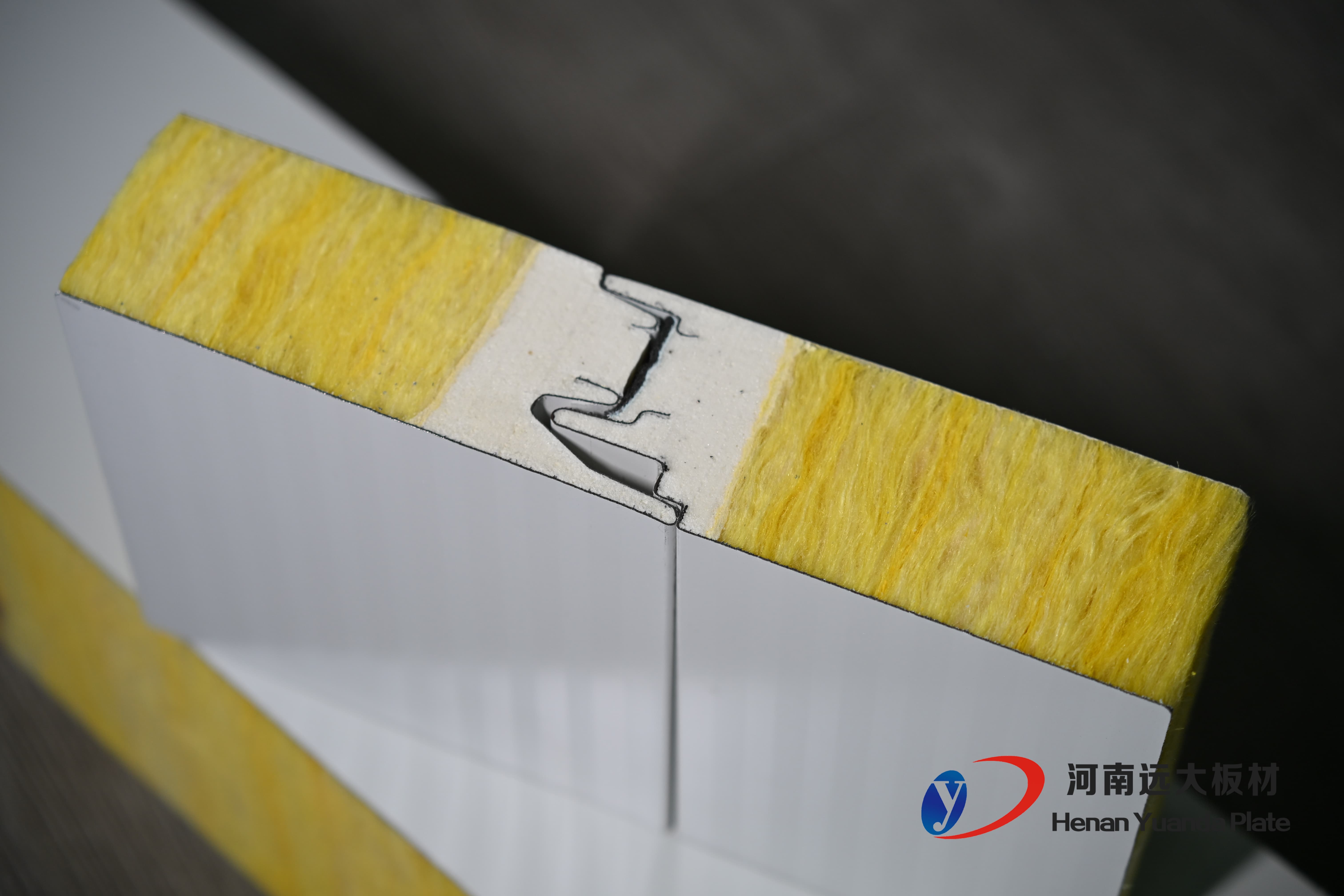 聚氨酯封邊玻璃絲棉夾芯板：遠大板材打造A級防火節(jié)能新標桿！(圖1)
